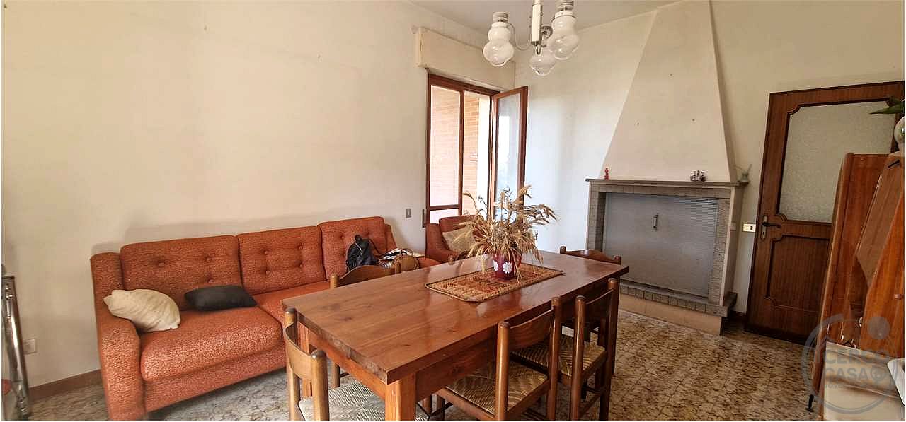 GUALDO CATTANEO - SAN TERENZIANO: CASA SINGOLA CON TERRENO CIRCOSTANTE