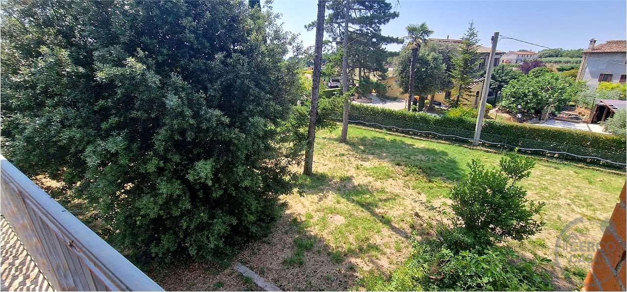 GUALDO CATTANEO - SAN TERENZIANO: CASA SINGOLA CON TERRENO CIRCOSTANTE
