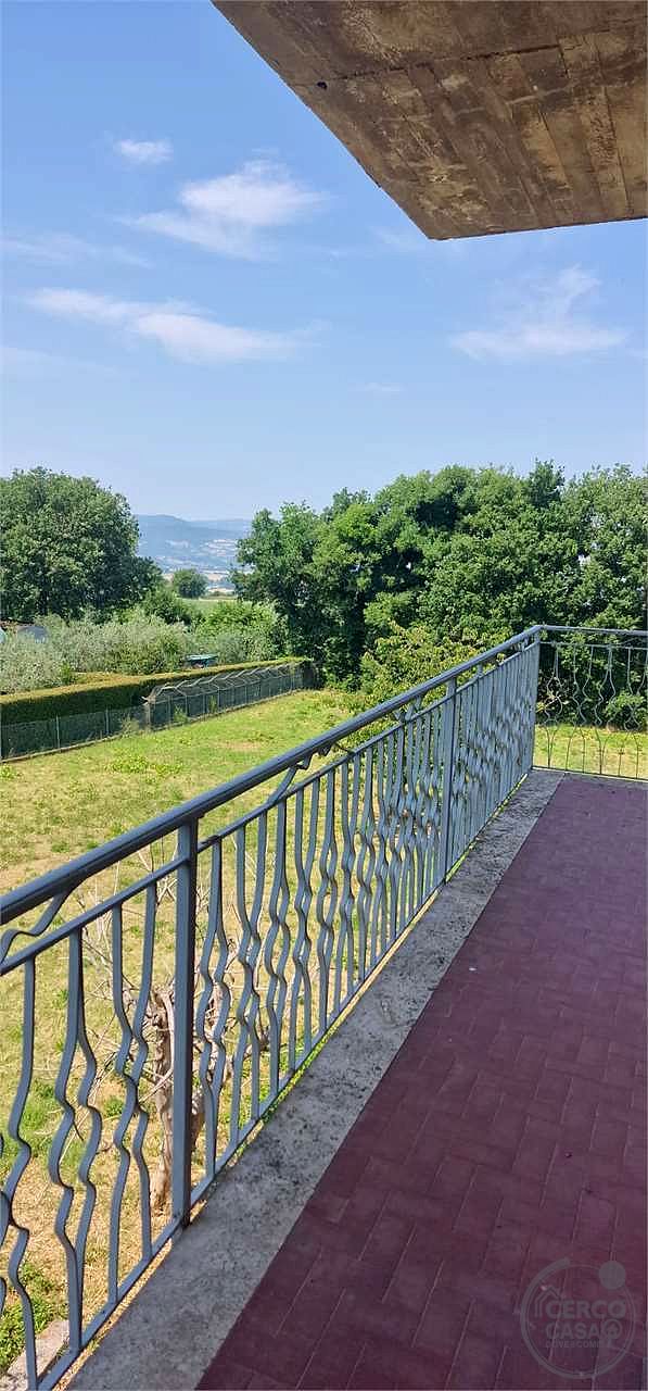 GUALDO CATTANEO - SAN TERENZIANO: CASA SINGOLA CON TERRENO CIRCOSTANTE