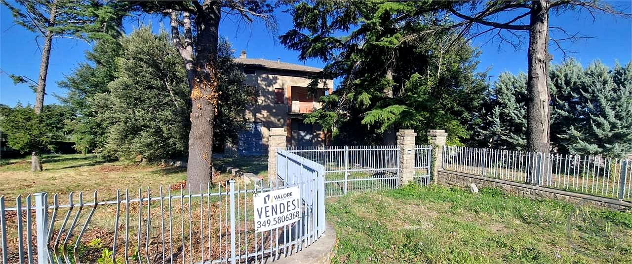 GUALDO CATTANEO - SAN TERENZIANO: CASA SINGOLA CON TERRENO CIRCOSTANTE