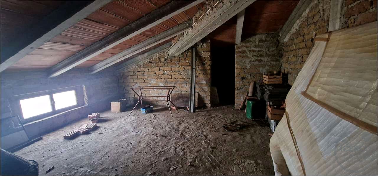 GUALDO CATTANEO - SAN TERENZIANO: CASA SINGOLA CON TERRENO CIRCOSTANTE