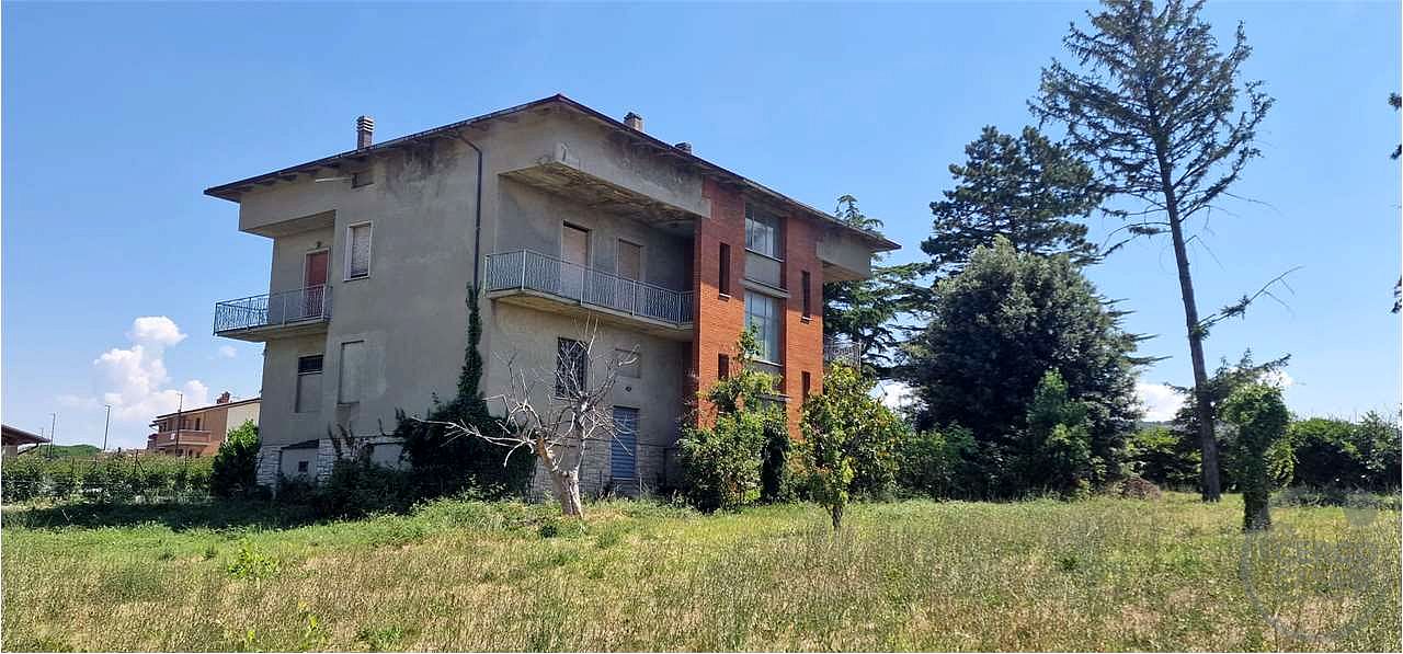 GUALDO CATTANEO - SAN TERENZIANO: CASA SINGOLA CON TERRENO CIRCOSTANTE