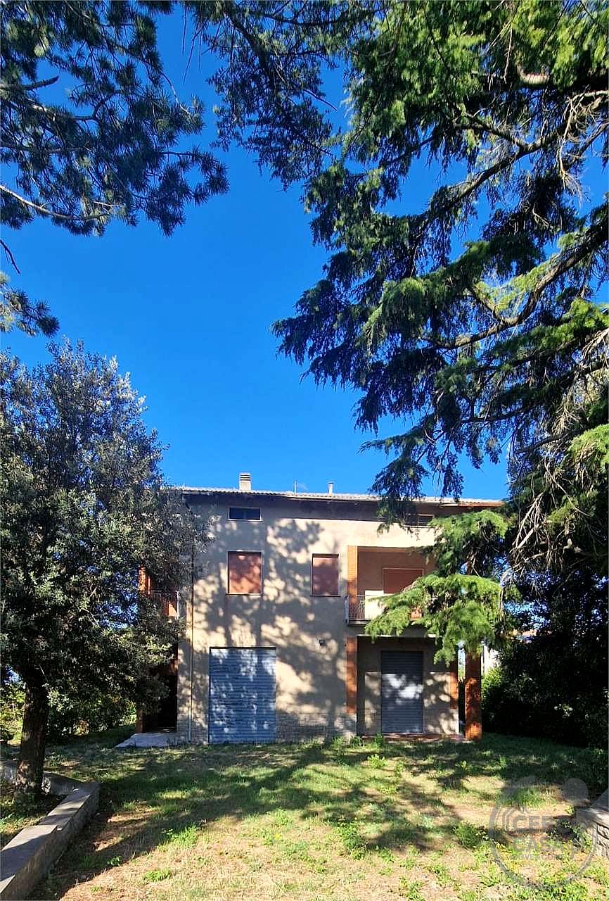 GUALDO CATTANEO - SAN TERENZIANO: CASA SINGOLA CON TERRENO CIRCOSTANTE