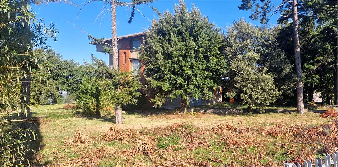 GUALDO CATTANEO - SAN TERENZIANO: CASA SINGOLA CON TERRENO CIRCOSTANTE