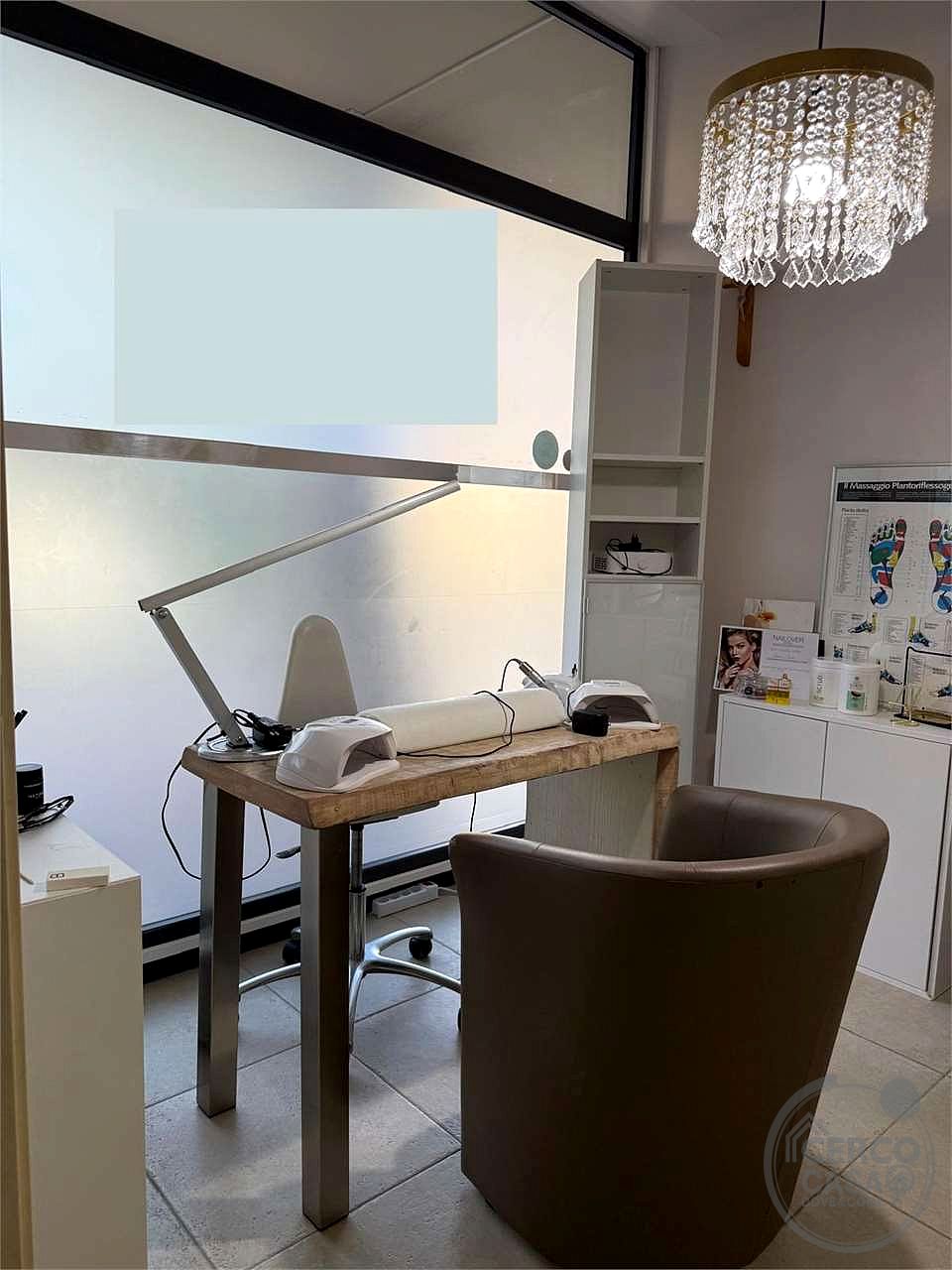 ASSISI - SANTA MARIA DEGLI ANGELI: CABINA PER ESTETISTA ONICOTECNICA