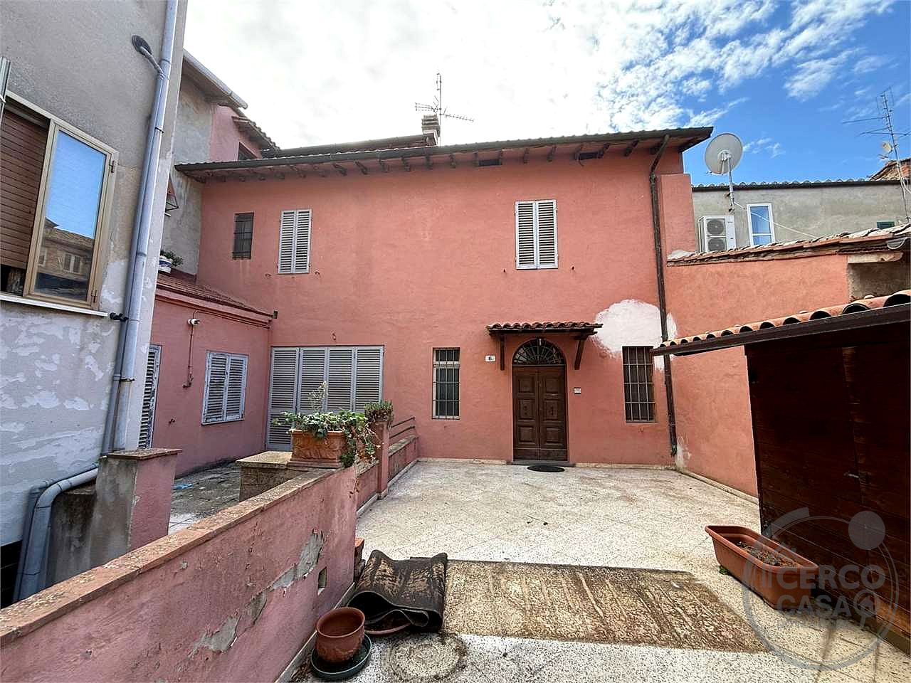 TAVERNELLE: AMPIO APPARTAMENTO NEL CENTRO STORICO