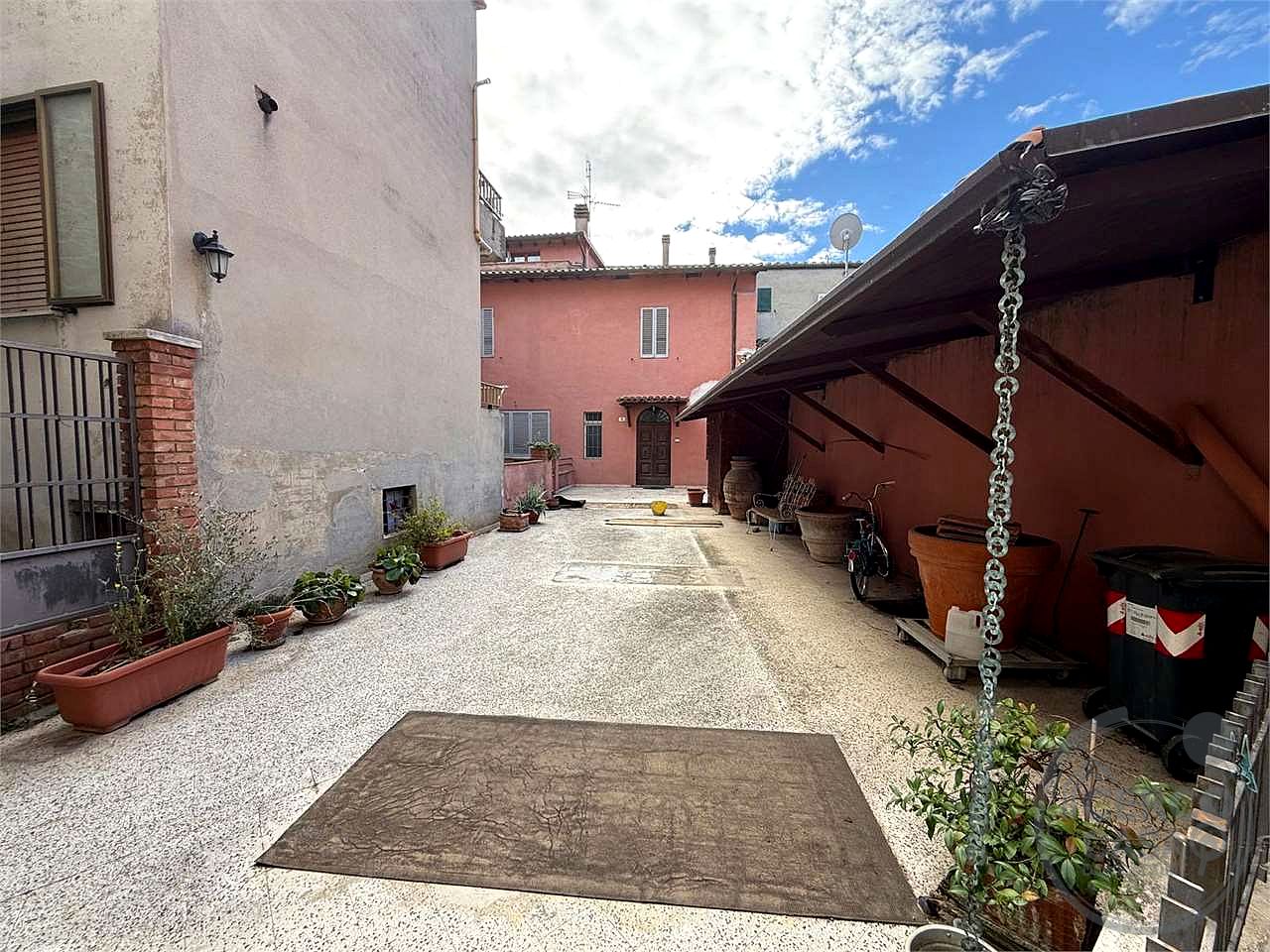 TAVERNELLE: AMPIO APPARTAMENTO NEL CENTRO STORICO