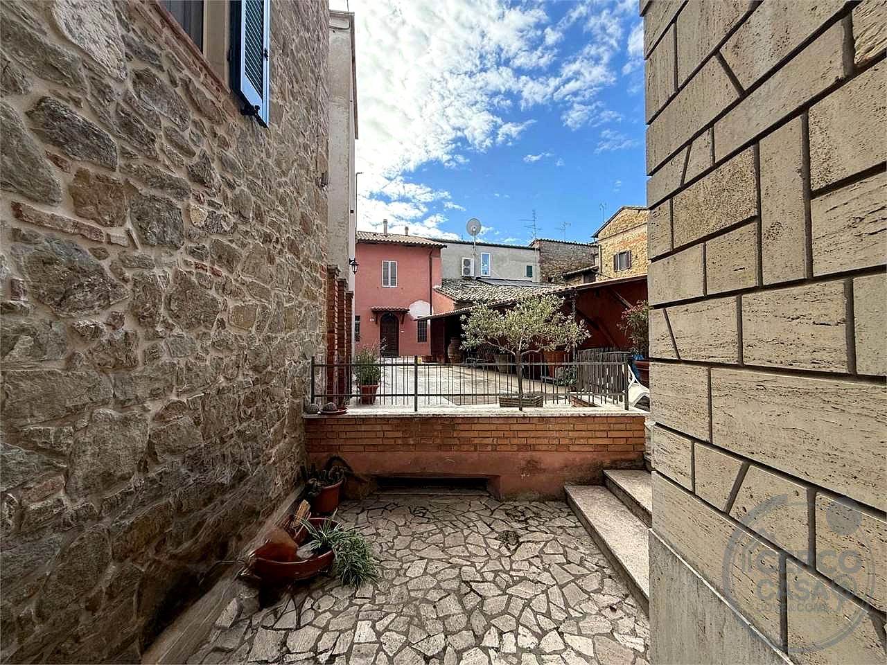 TAVERNELLE: AMPIO APPARTAMENTO NEL CENTRO STORICO