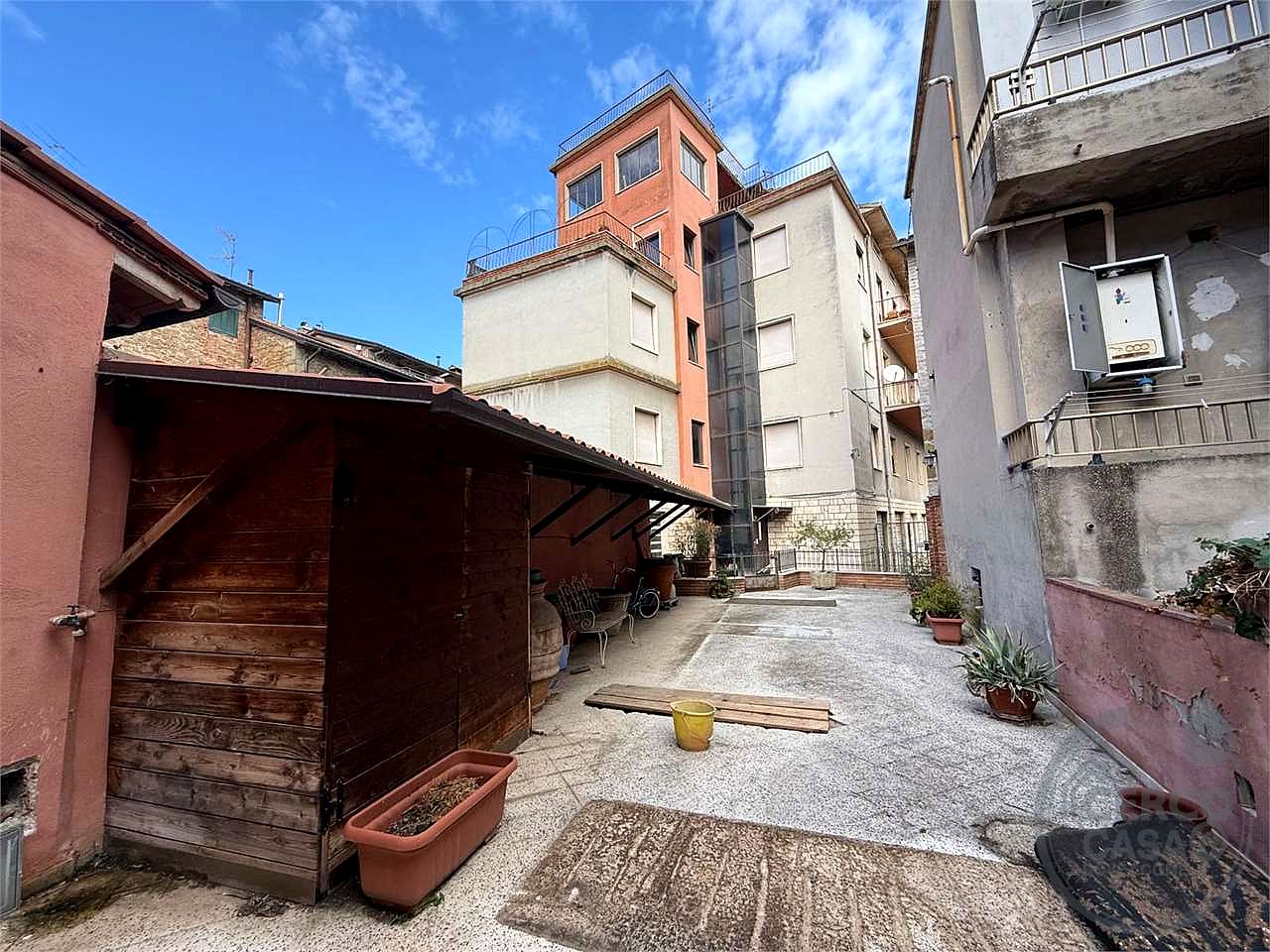 TAVERNELLE: AMPIO APPARTAMENTO NEL CENTRO STORICO
