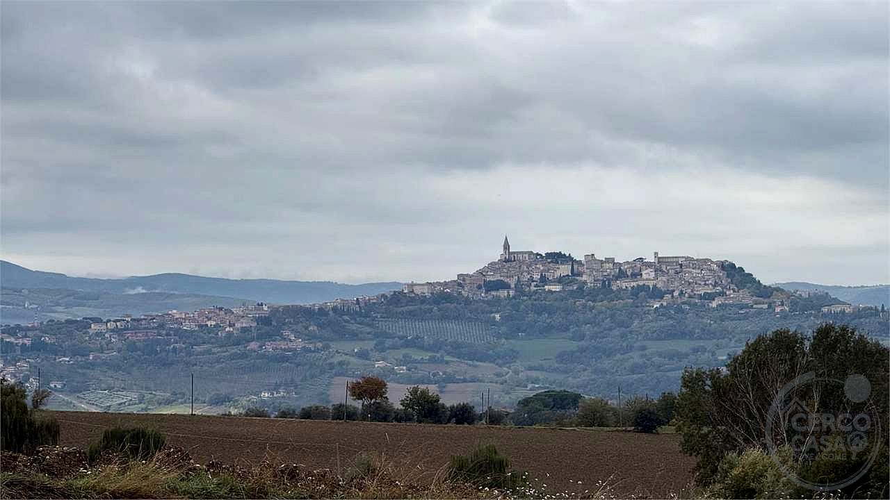 TODI - SAN DAMIANO: CARATTERISTICO CASALE IN PIETRA PERSONALIZZABILE