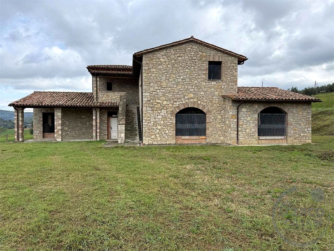 TODI - SAN DAMIANO: CARATTERISTICO CASALE IN PIETRA PERSONALIZZABILE