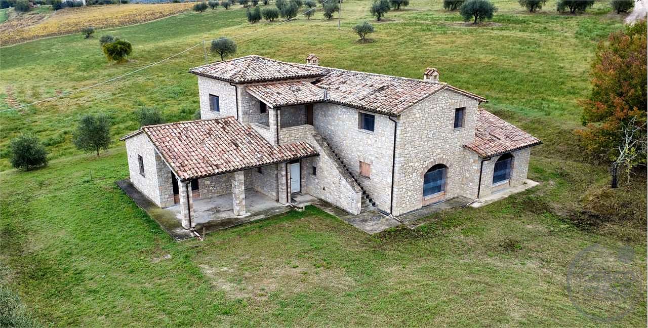 TODI - SAN DAMIANO: CARATTERISTICO CASALE IN PIETRA PERSONALIZZABILE