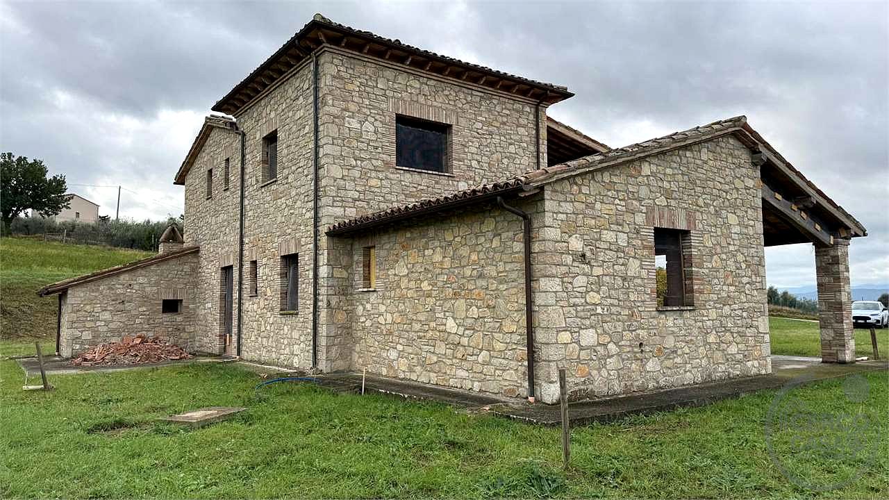TODI - SAN DAMIANO: CARATTERISTICO CASALE IN PIETRA PERSONALIZZABILE