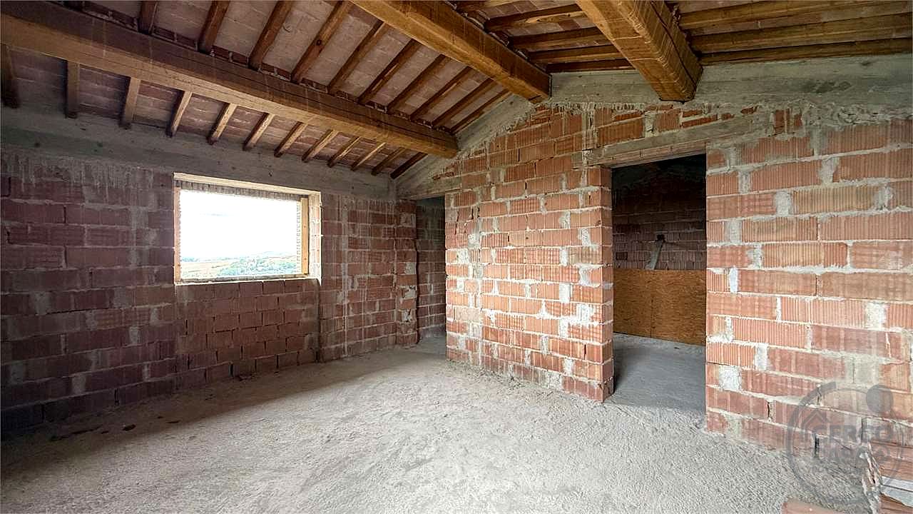 TODI - SAN DAMIANO: CARATTERISTICO CASALE IN PIETRA PERSONALIZZABILE