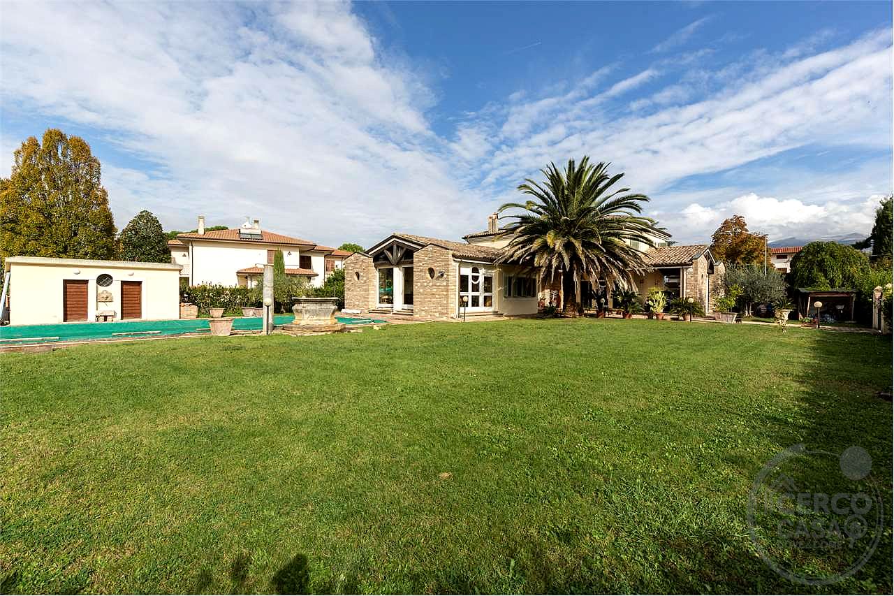 CANNARA: PRESTIGIOSA VILLA INDIPENDENTE CON PISCINA E GIARDINO PRIVATO