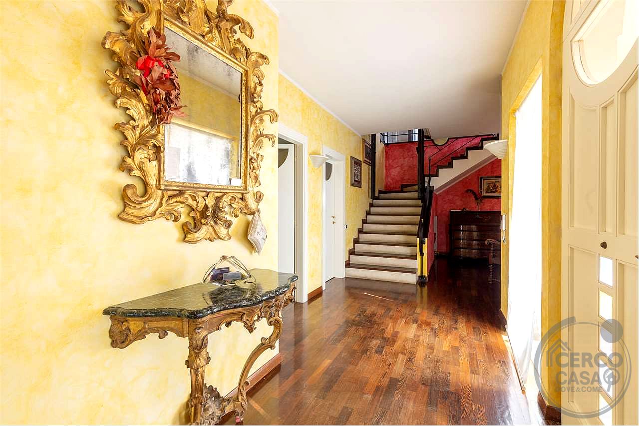 CANNARA: PRESTIGIOSA VILLA INDIPENDENTE CON PISCINA E GIARDINO PRIVATO