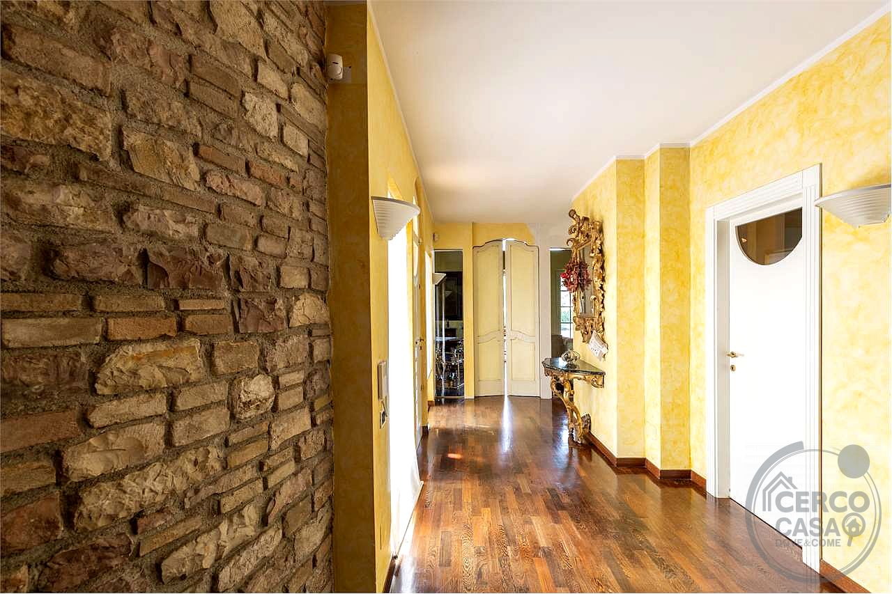 CANNARA: PRESTIGIOSA VILLA INDIPENDENTE CON PISCINA E GIARDINO PRIVATO