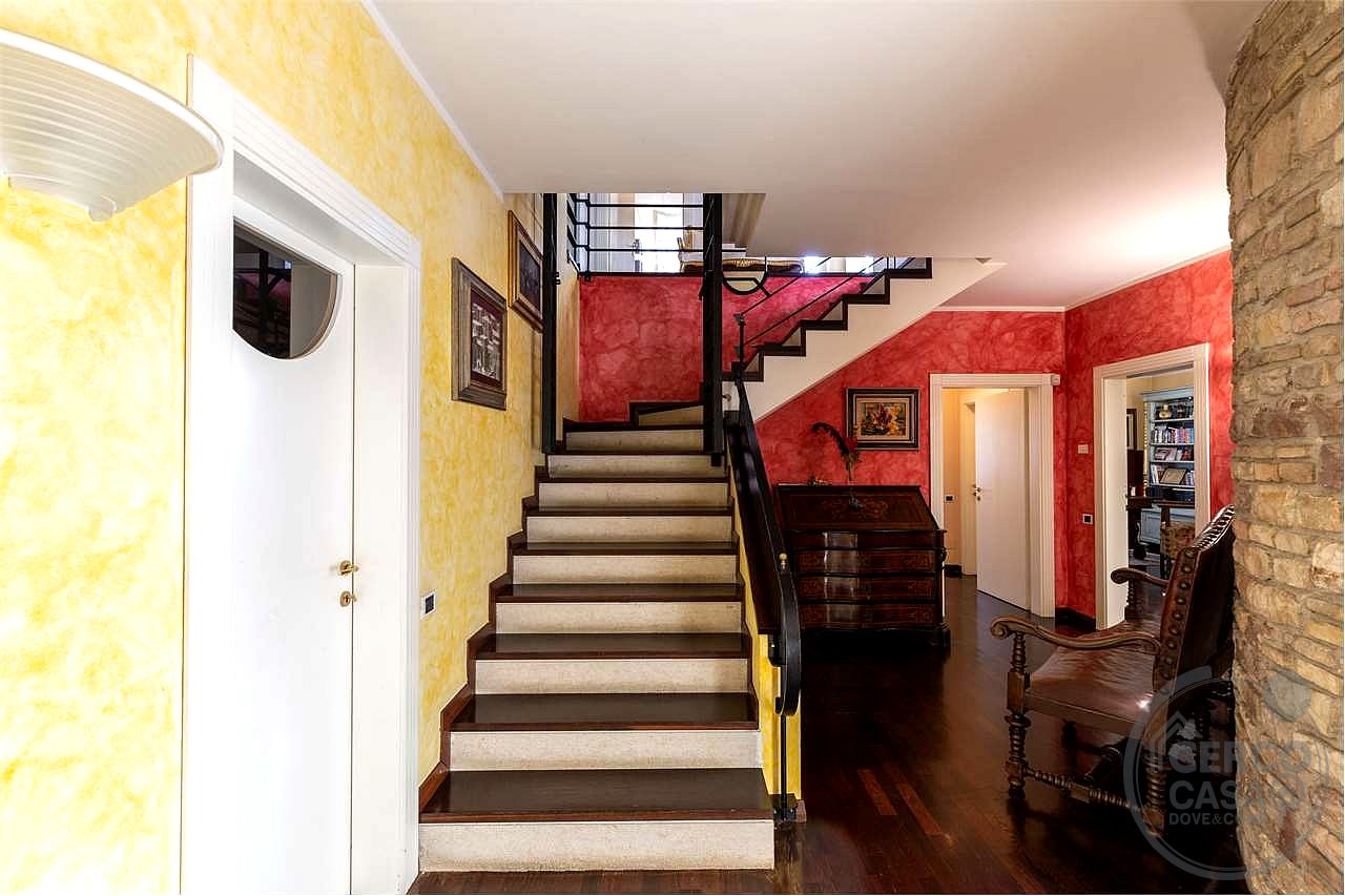 CANNARA: PRESTIGIOSA VILLA INDIPENDENTE CON PISCINA E GIARDINO PRIVATO