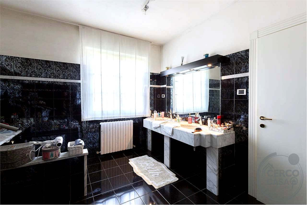 CANNARA: PRESTIGIOSA VILLA INDIPENDENTE CON PISCINA E GIARDINO PRIVATO
