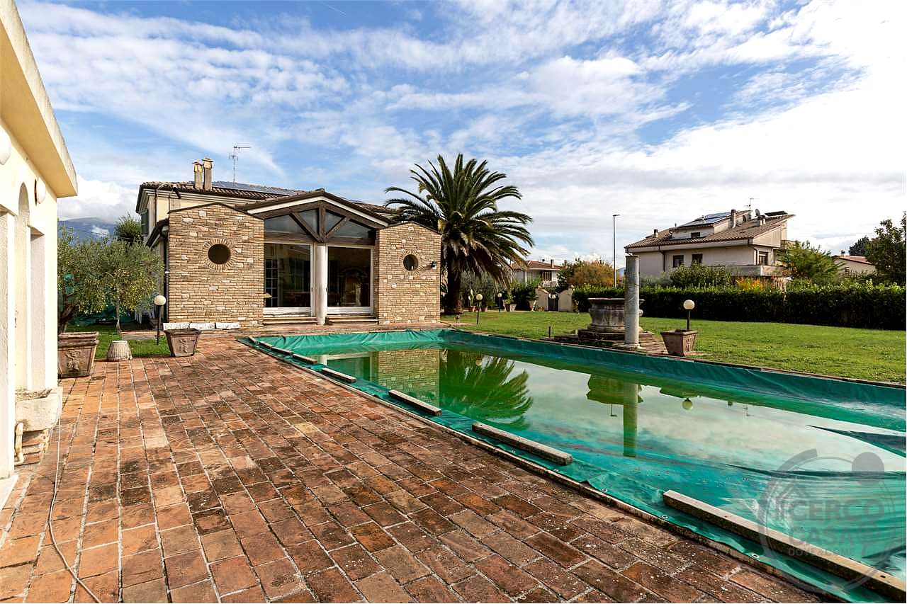 CANNARA: PRESTIGIOSA VILLA INDIPENDENTE CON PISCINA E GIARDINO PRIVATO