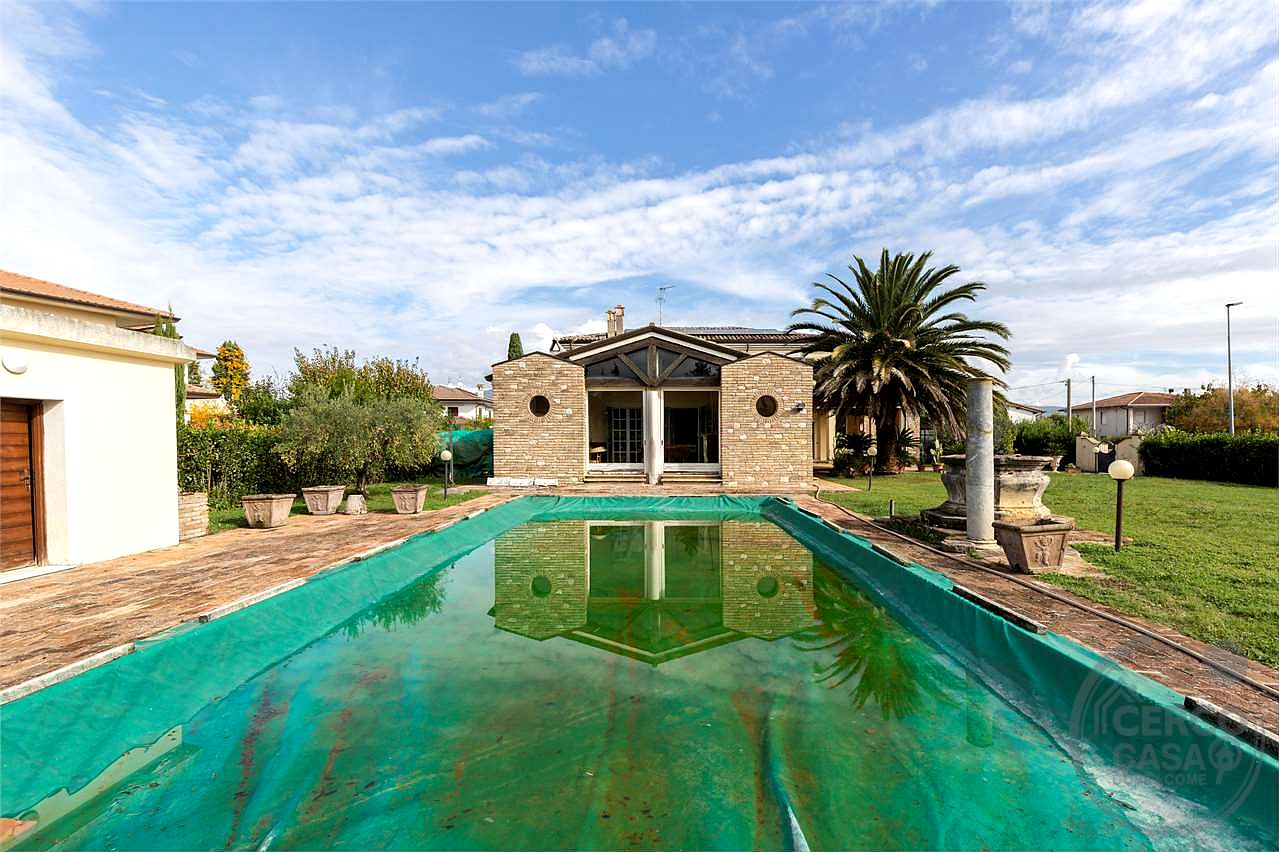 CANNARA: PRESTIGIOSA VILLA INDIPENDENTE CON PISCINA E GIARDINO PRIVATO