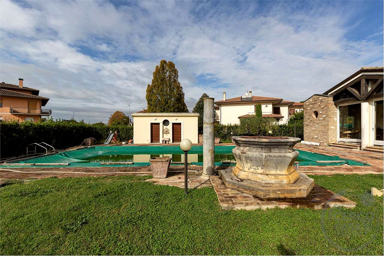 CANNARA: PRESTIGIOSA VILLA INDIPENDENTE CON PISCINA E GIARDINO PRIVATO