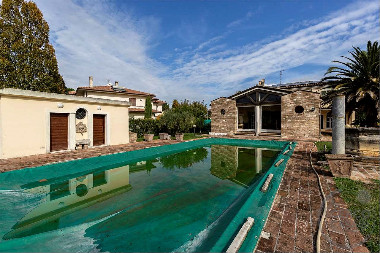 CANNARA: PRESTIGIOSA VILLA INDIPENDENTE CON PISCINA E GIARDINO PRIVATO