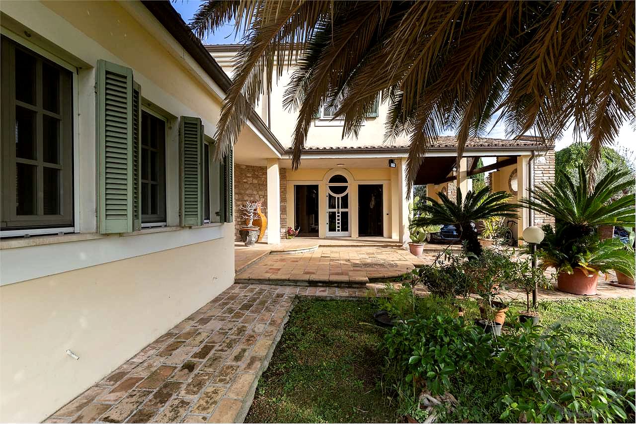 CANNARA: PRESTIGIOSA VILLA INDIPENDENTE CON PISCINA E GIARDINO PRIVATO