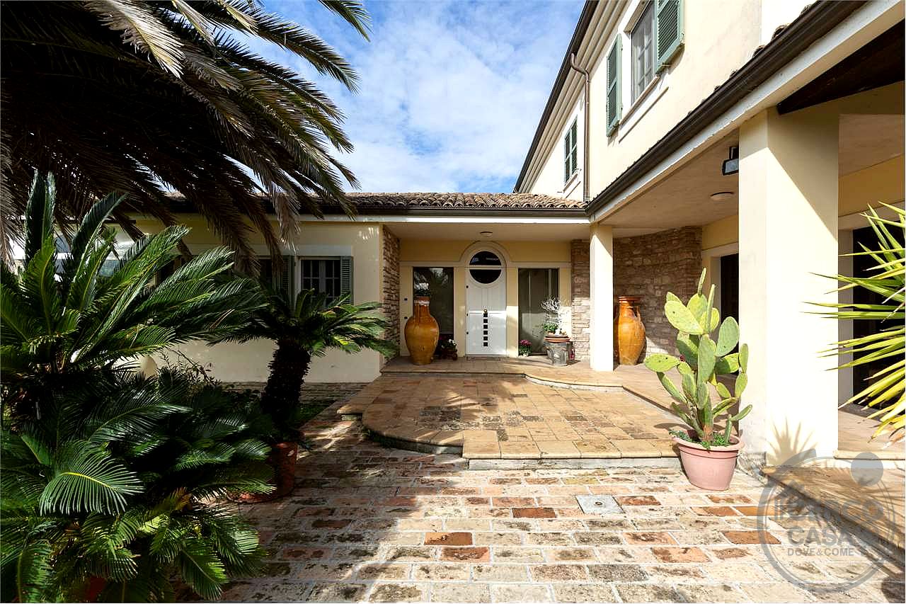 CANNARA: PRESTIGIOSA VILLA INDIPENDENTE CON PISCINA E GIARDINO PRIVATO