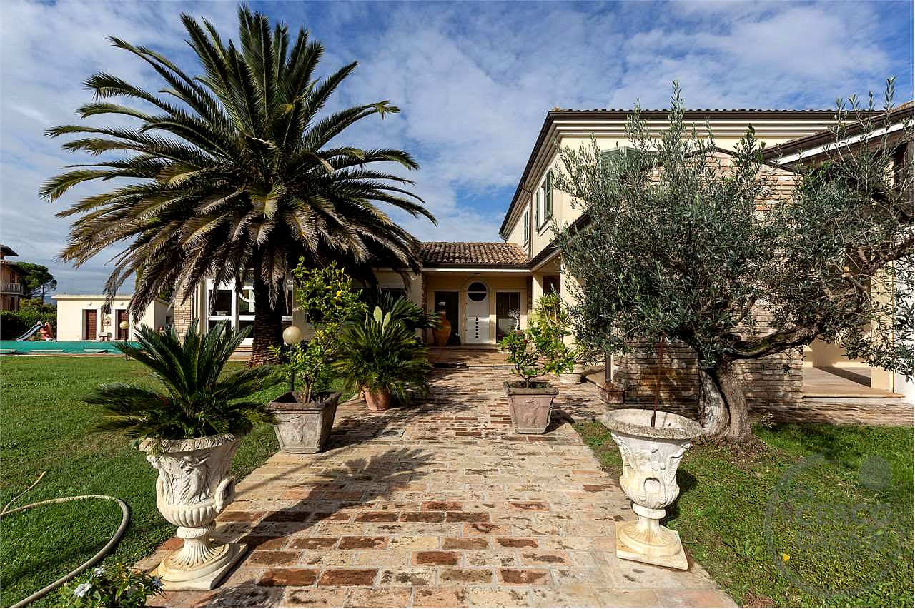 CANNARA: PRESTIGIOSA VILLA INDIPENDENTE CON PISCINA E GIARDINO PRIVATO