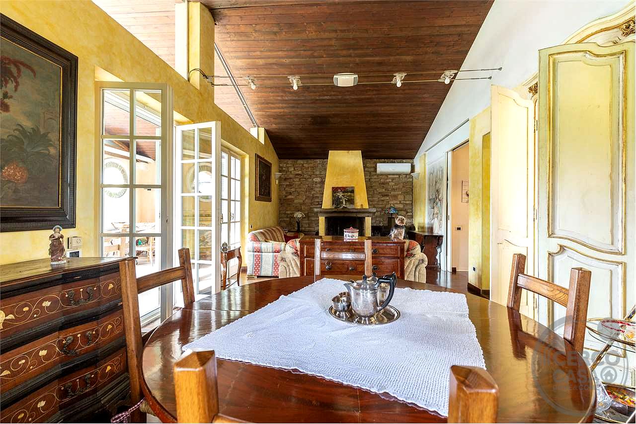 CANNARA: PRESTIGIOSA VILLA INDIPENDENTE CON PISCINA E GIARDINO PRIVATO