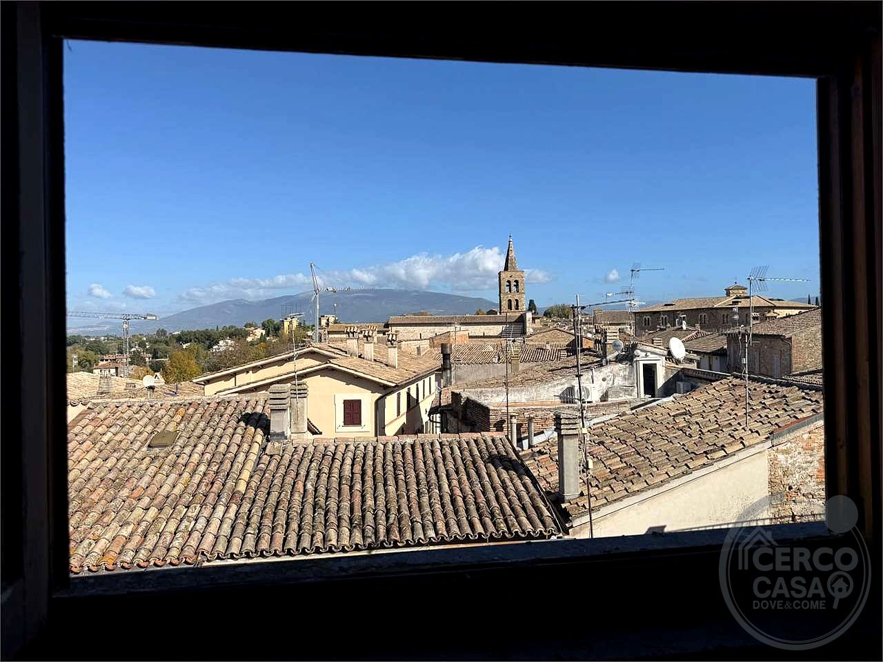 BEVAGNA: CARATTERISTICO CIELO-TERRA IN CENTRO STORICO