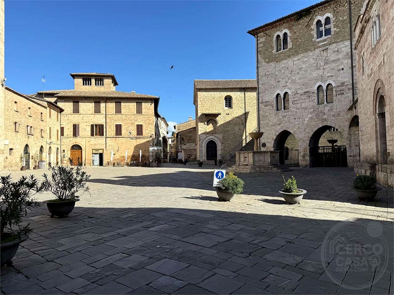 BEVAGNA: CARATTERISTICO CIELO-TERRA IN CENTRO STORICO