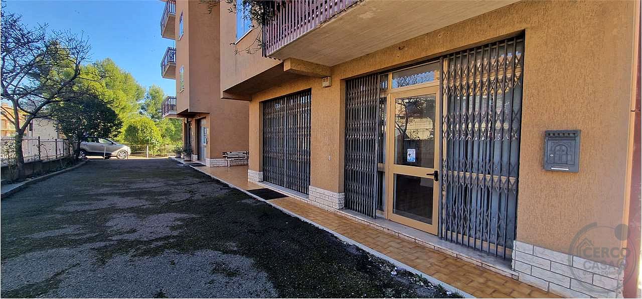 TODI - VIA XXV APRILE: LOCALE COMMERCIALE FRONTESTRADA