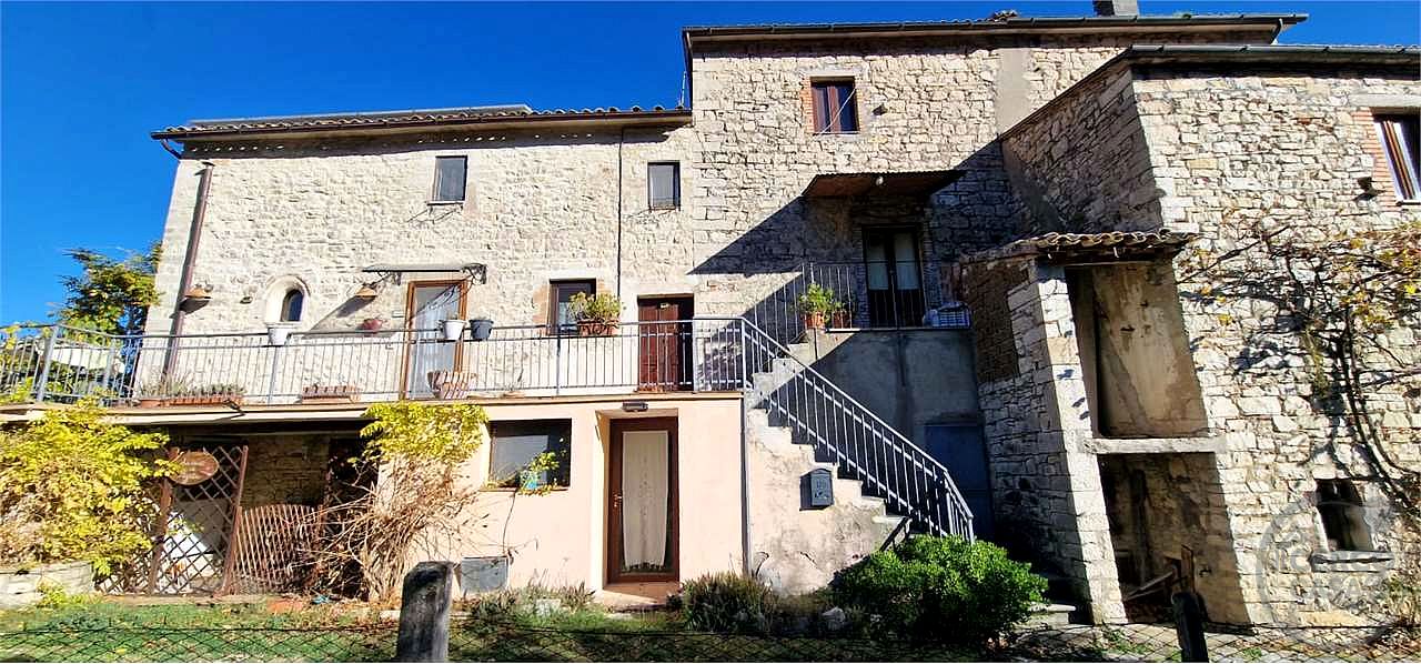 TODI - TORREGENTILE: SOLUZIONE SEMINDIPENDENTE IN PIETRA