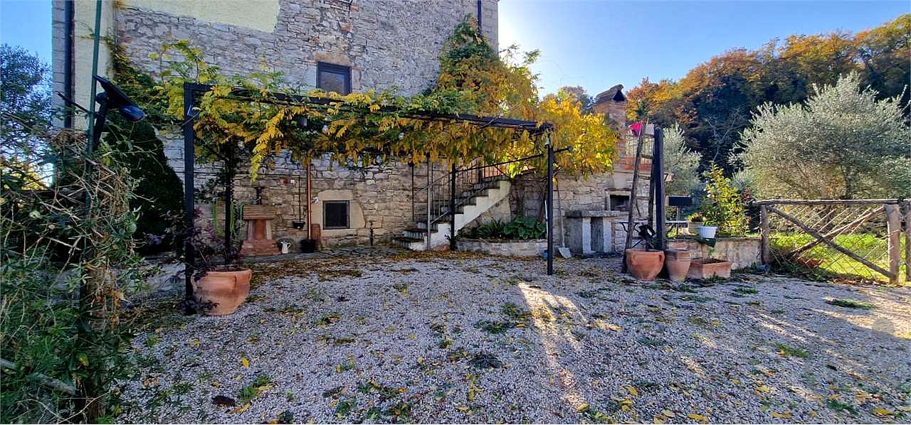TODI - TORREGENTILE: SOLUZIONE SEMINDIPENDENTE IN PIETRA