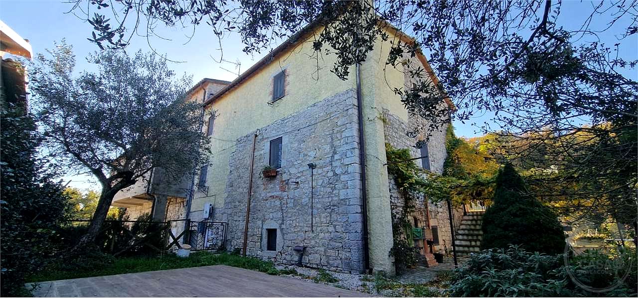 TODI - TORREGENTILE: SOLUZIONE SEMINDIPENDENTE IN PIETRA
