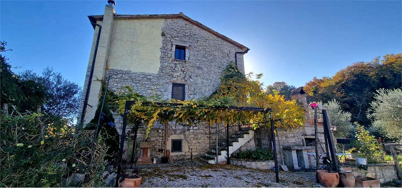 TODI - TORREGENTILE: SOLUZIONE SEMINDIPENDENTE IN PIETRA