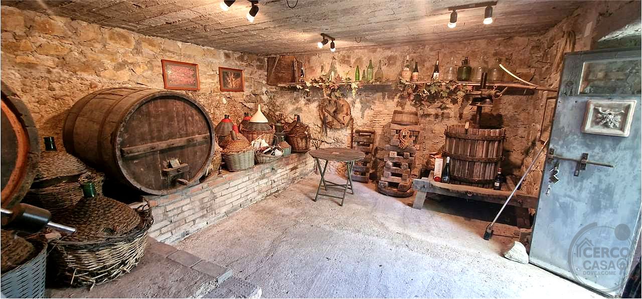 CASALE RISTRUTTURATO IN POSIZIONE PANORAMICA