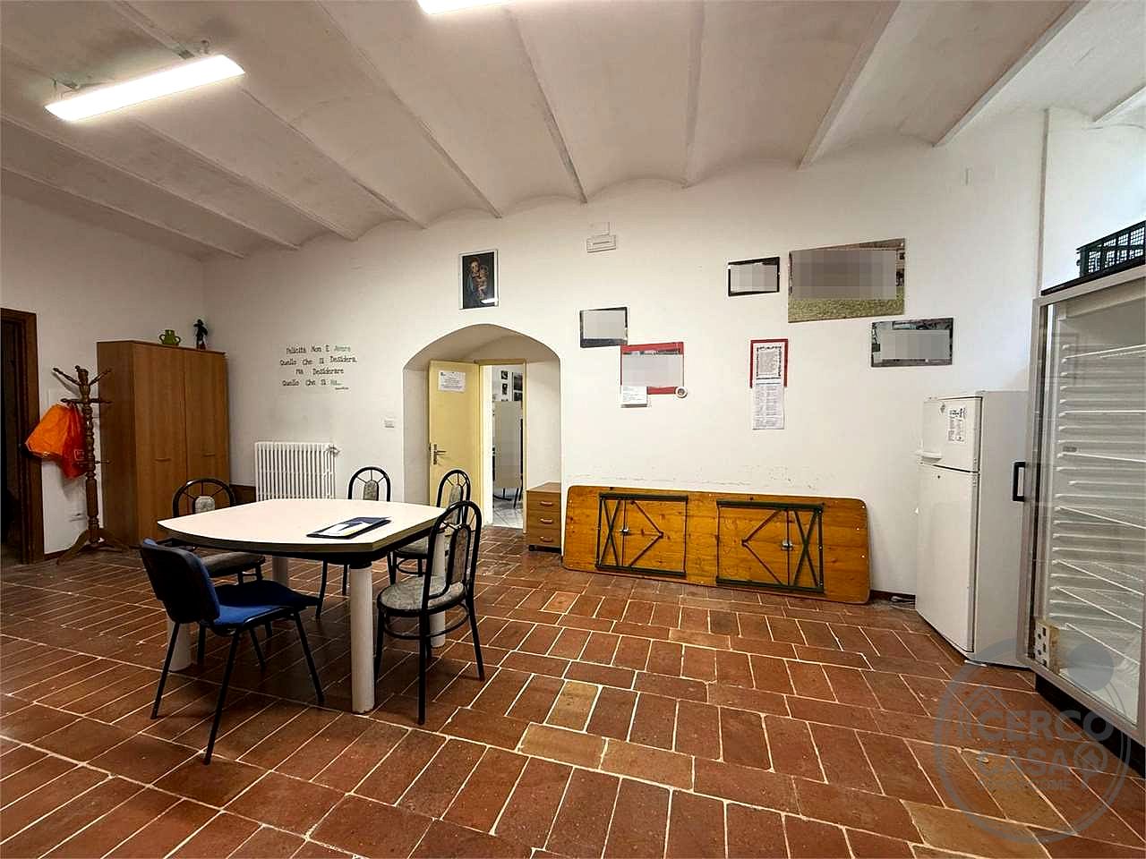 CANNARA: LOCALE COMMERCIALE NEL CENTRO STORICO