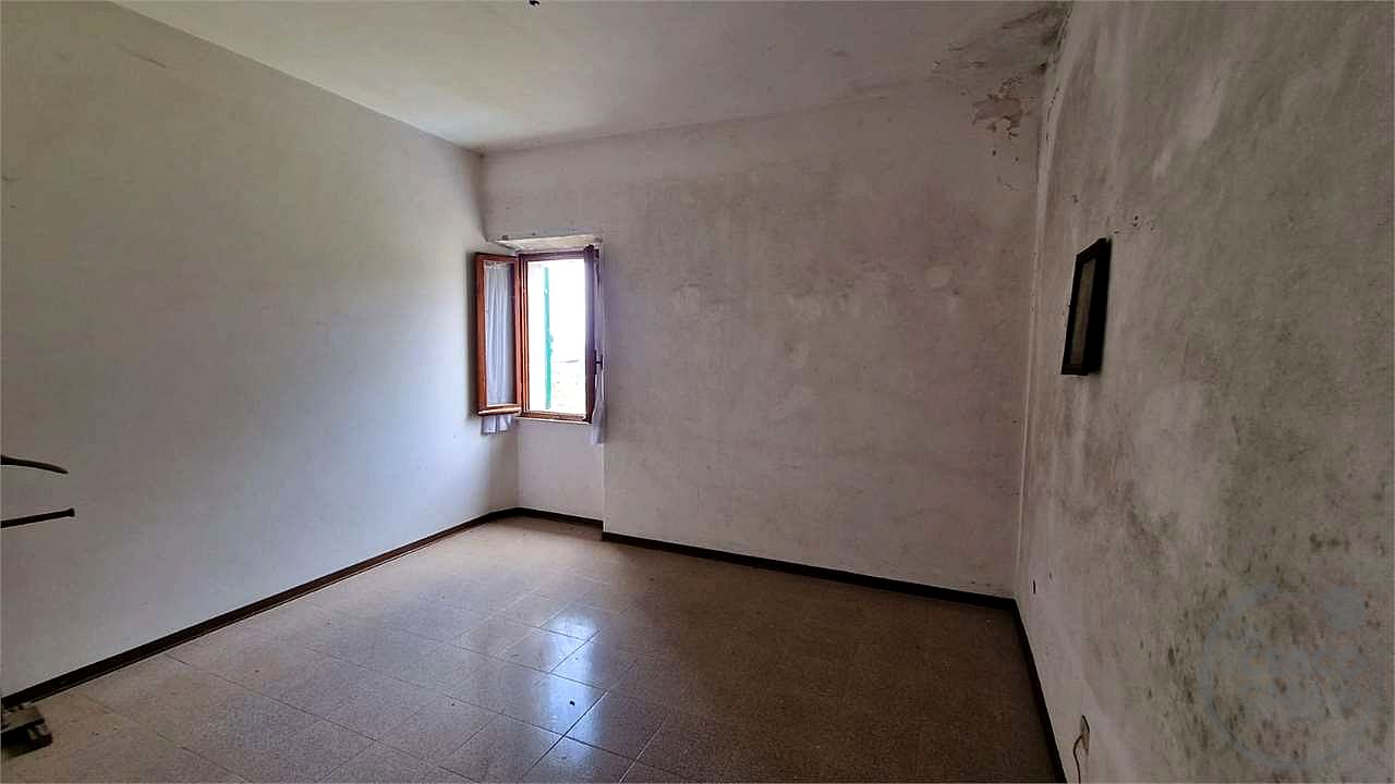 PORZIONE DI FABBRICATO DA RISTRUTTURARE e TERRENO
