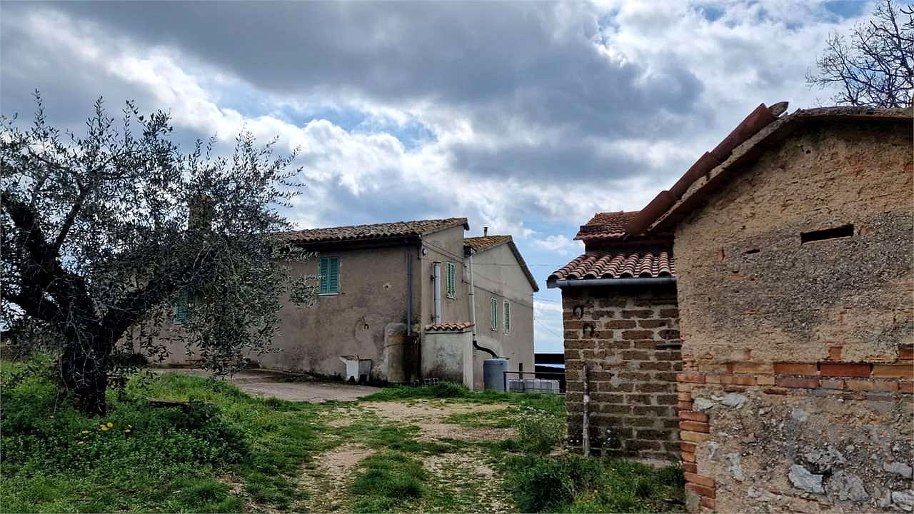 PORZIONE DI FABBRICATO DA RISTRUTTURARE e TERRENO