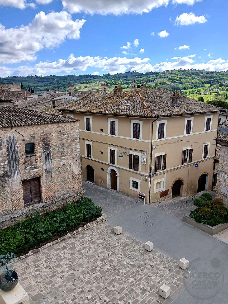 BEVAGNA: CIELO-TERRA IN VENDITA NEL CENTRO STORICO