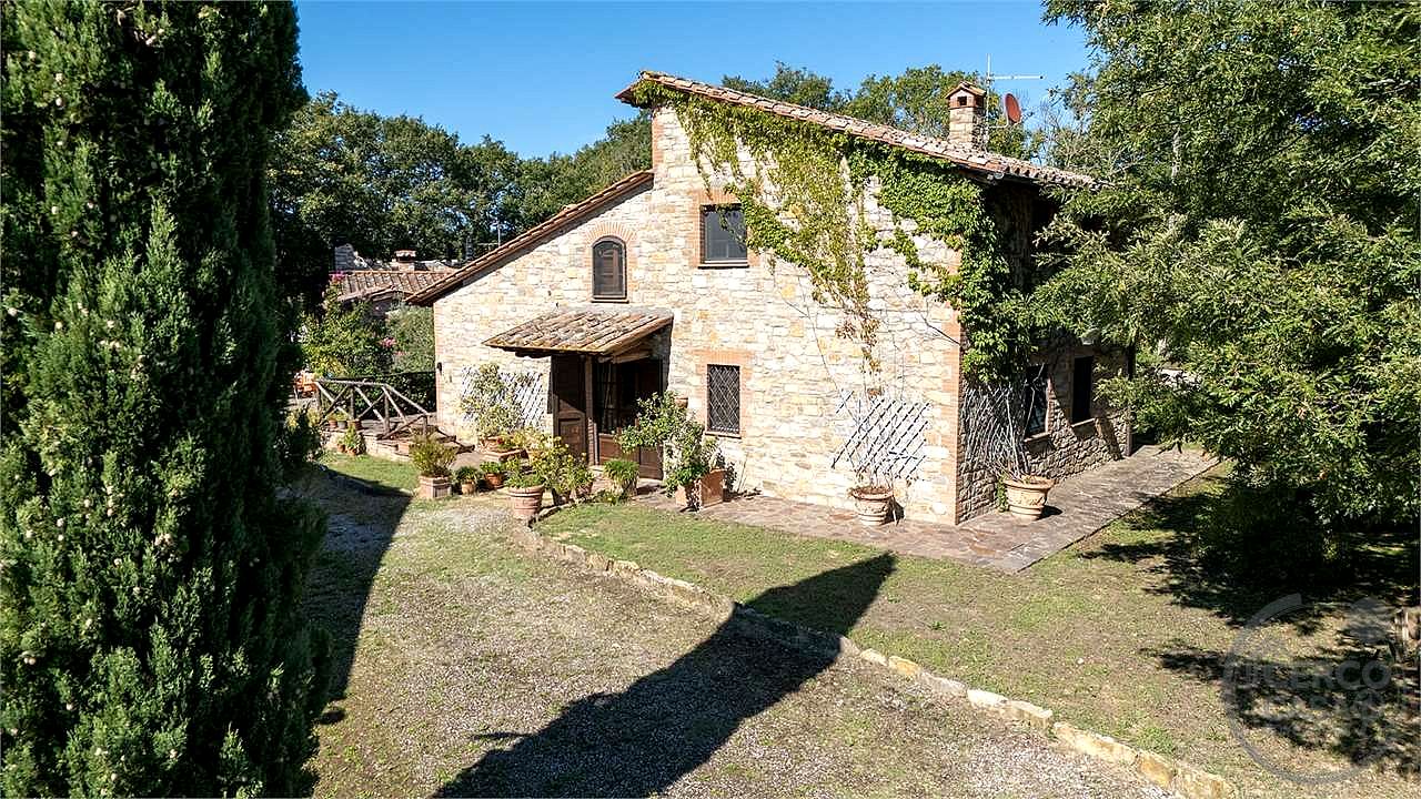 MONTEGABBIONE: LUSSUOSA PROPRIETA' CON PISCINA E OLIVETO