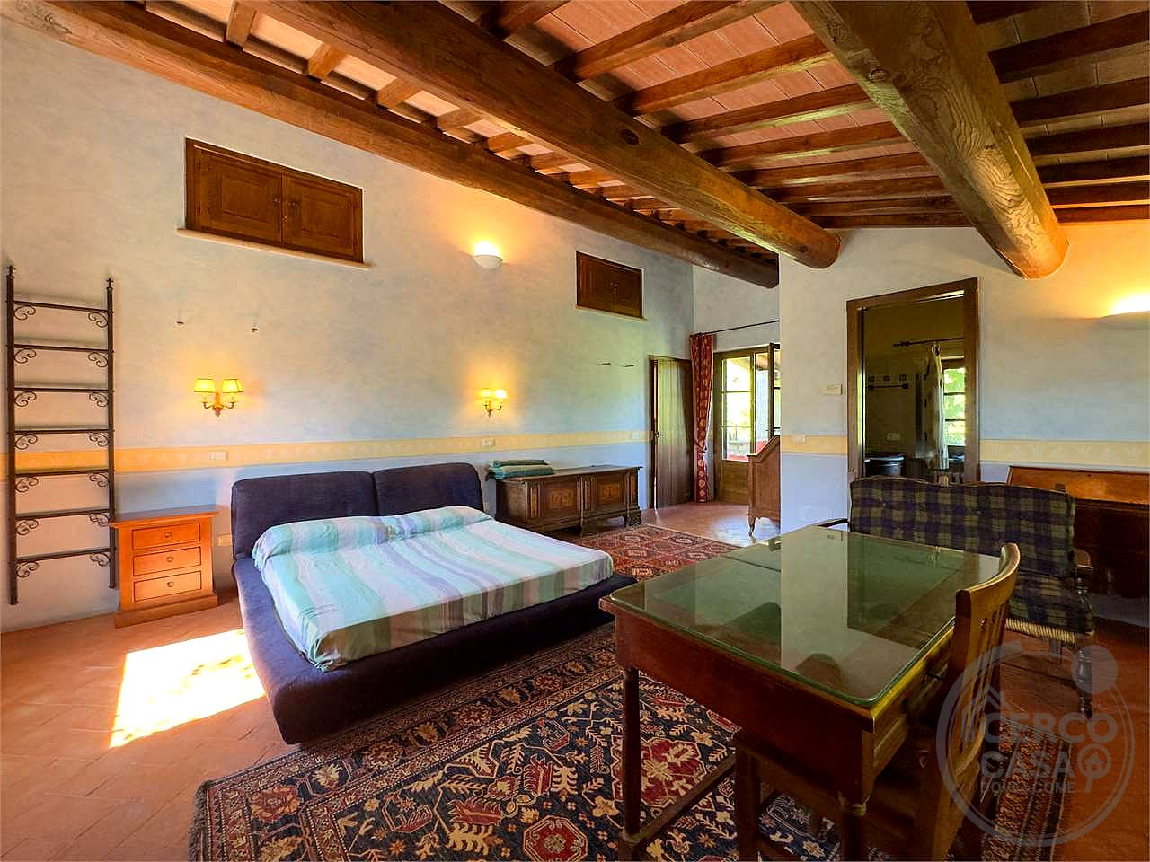 MONTEGABBIONE: LUSSUOSA PROPRIETA' CON PISCINA E OLIVETO