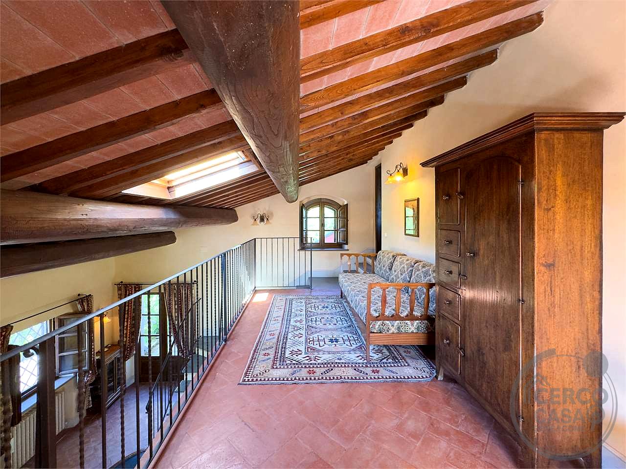 MONTEGABBIONE: LUSSUOSA PROPRIETA' CON PISCINA E OLIVETO