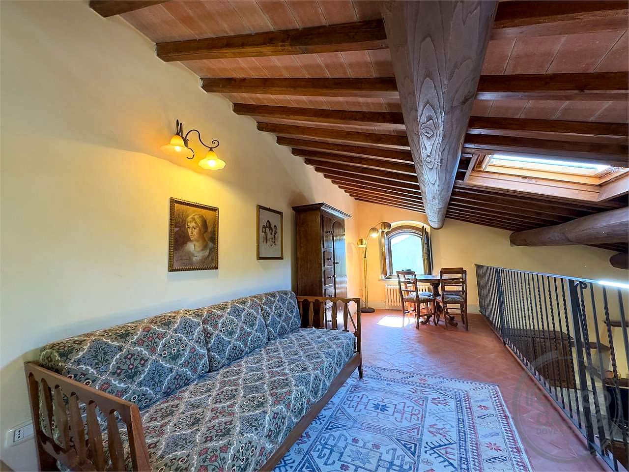 MONTEGABBIONE: LUSSUOSA PROPRIETA' CON PISCINA E OLIVETO
