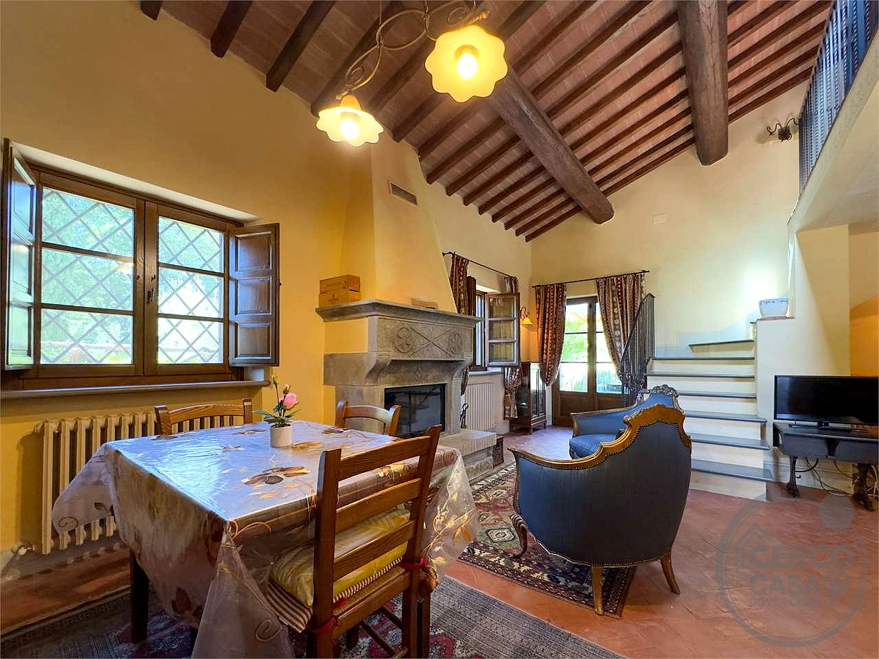 MONTEGABBIONE: LUSSUOSA PROPRIETA' CON PISCINA E OLIVETO