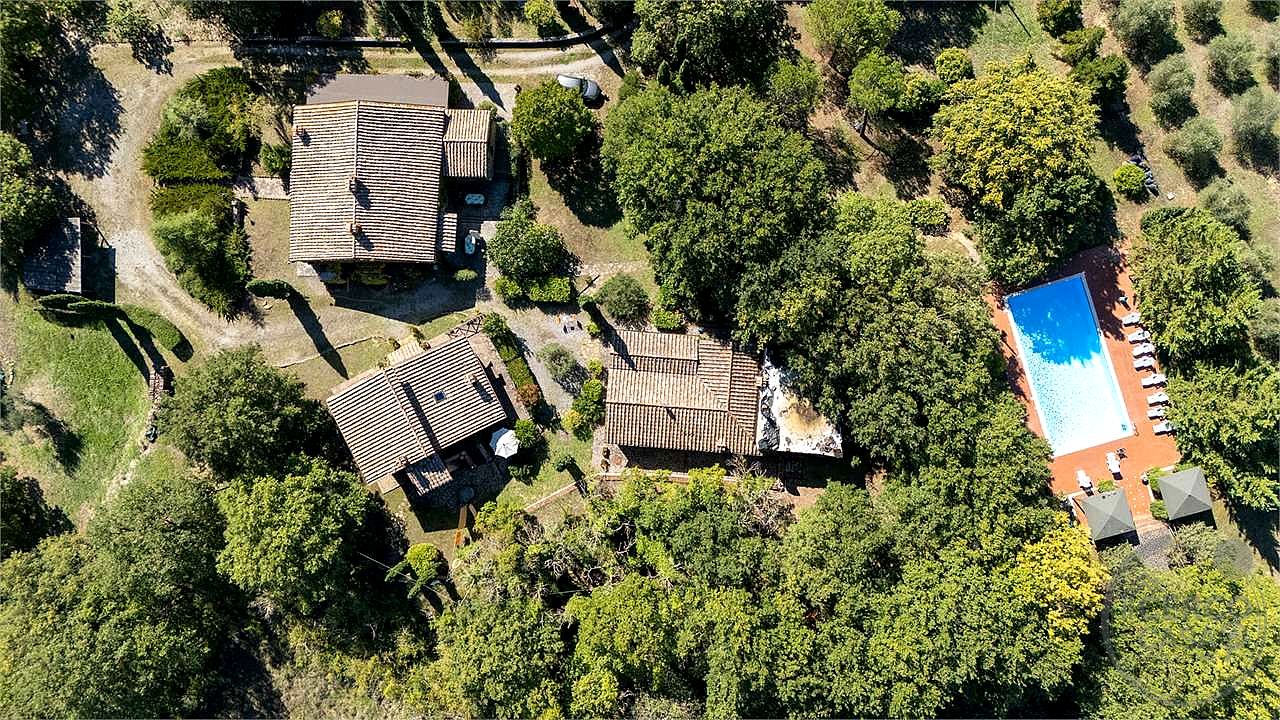 MONTEGABBIONE: LUSSUOSA PROPRIETA' CON PISCINA E OLIVETO