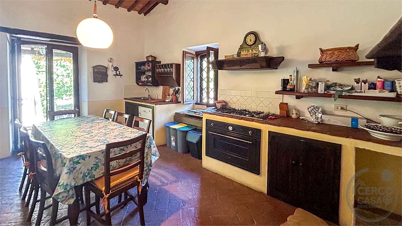 MONTEGABBIONE: LUSSUOSA PROPRIETA' CON PISCINA E OLIVETO